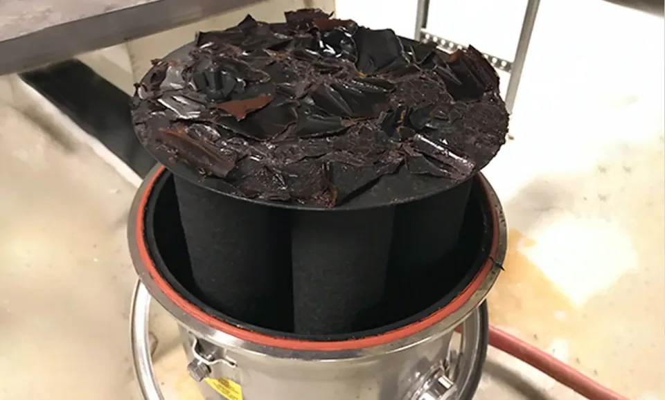Filter täckt av uppsamlade magnetitavlagringar