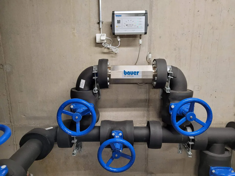 PipeJet installerad på bypass-ledning i kylsystem med blå ventiler