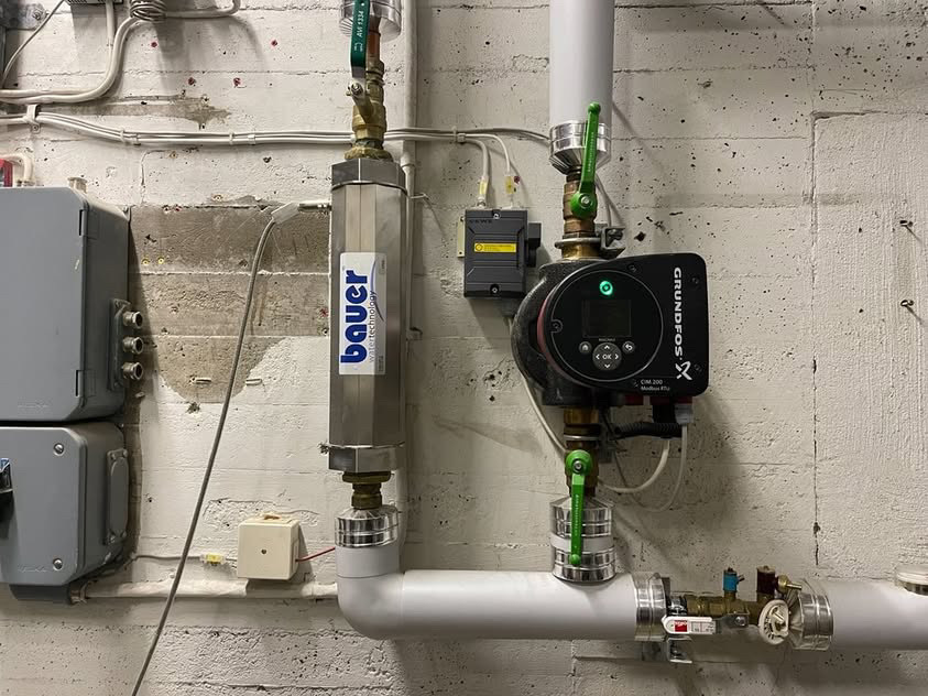 PipeJet installerad bredvid Grundfos-pump i ett värmesystem